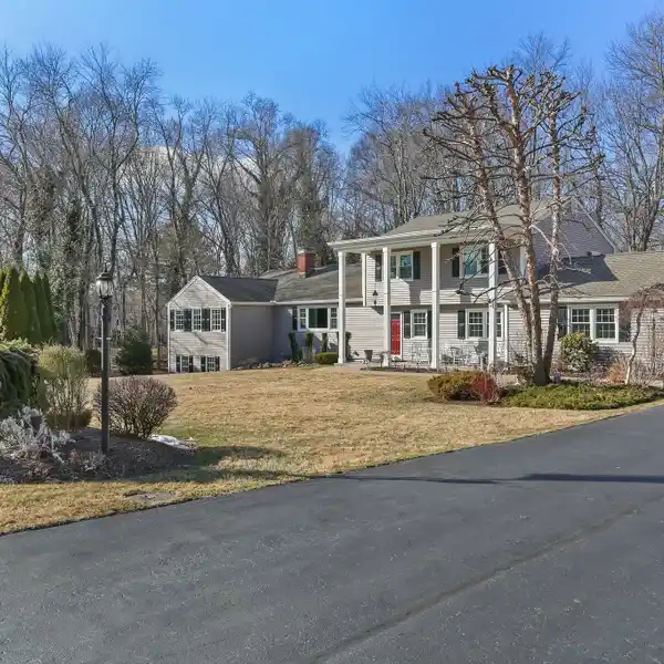 SPACIOUS AND VERSATILE COLONIAL IN DESIRABLE WOLFPIT