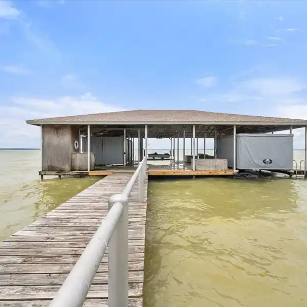 UNIQUE LAKESIDE RETREAT