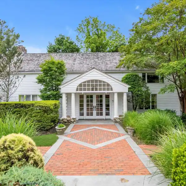 RESORT-STYLE LIVING IN GREAT NECK ESTATES