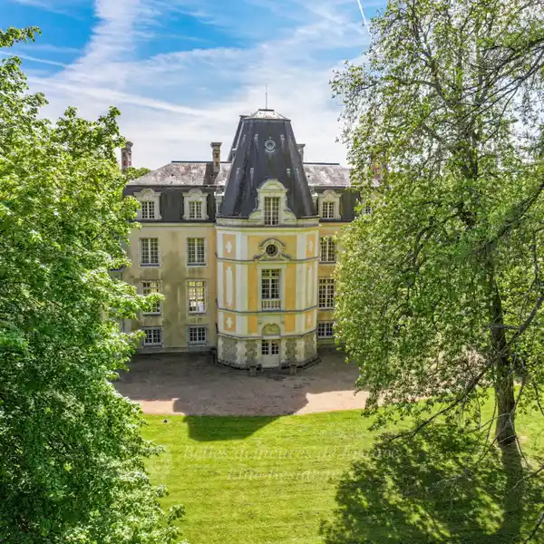 ELEGANT 18TH CENTURY CHATEAU