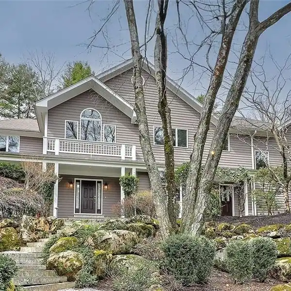 COMFORTABLE AND ELEGANT CONTEMPORARY COLONIAL