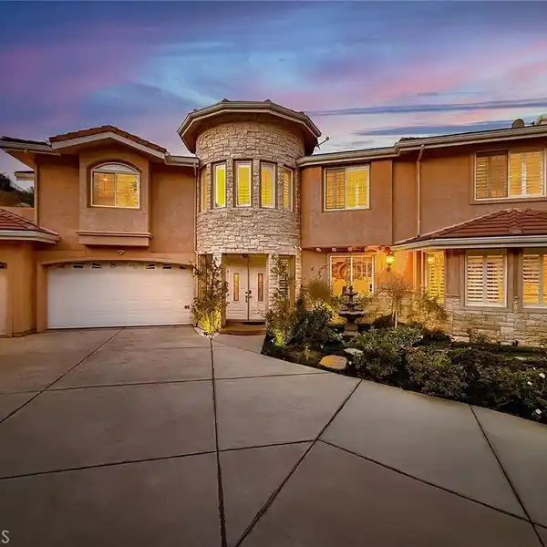 ONE-OF-A-KIND PROPERTY IN EXCLUSIVE LYNN OAKS ESTATES