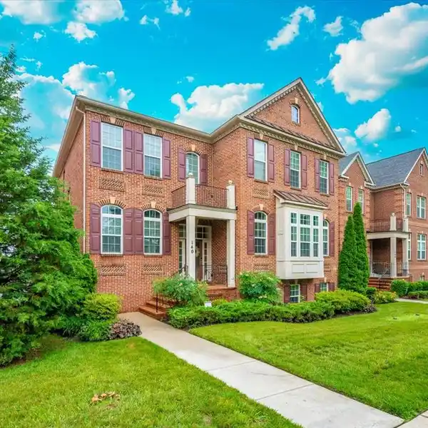 IMPRESSIVE HOME IN THE RESERVE AT CROWN POINT