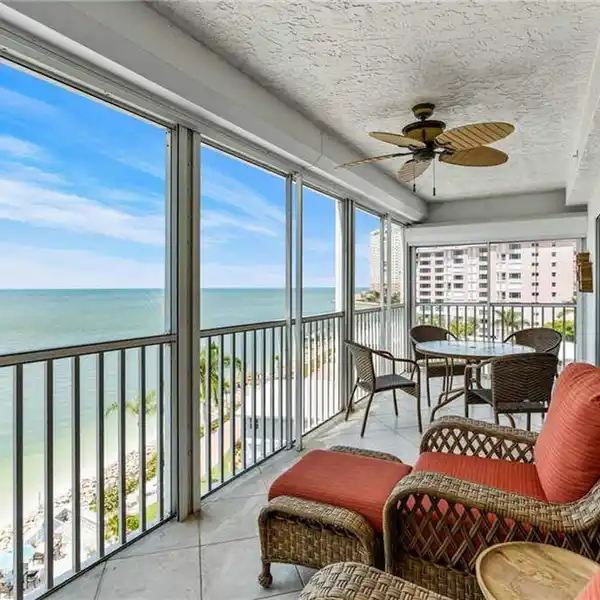 END RESIDENCE WITH STUNNING GULF VIEWS