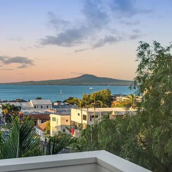 COASTAL CACHET WITH STUNNING VIEWS