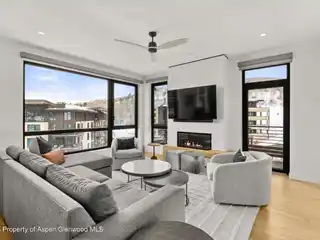 Spacious Corner Residence at Electric Pass Lodge