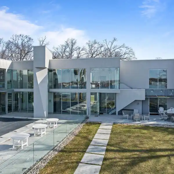 MODERN MASTERPIECE ON UNION LAKE