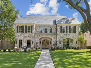 Transitional Home in the Fairway of University Park