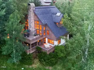 Mountain Retreat with Modern Elegance