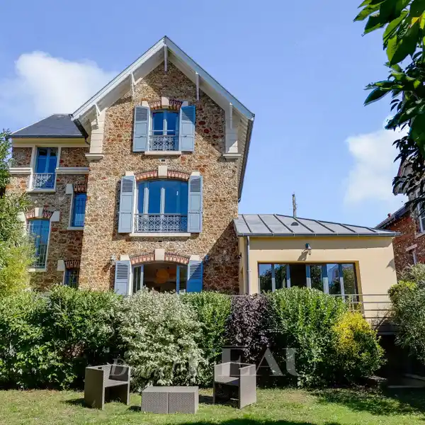 EARLY 20TH-CENTURY MILLSTONE AND BRICK HOUSE