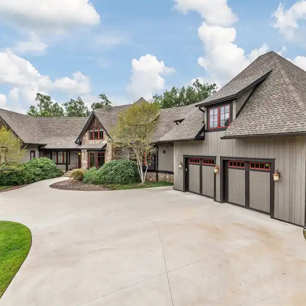 MOUNTAIN RETREAT IN THE HEART OF LAKE ADGER