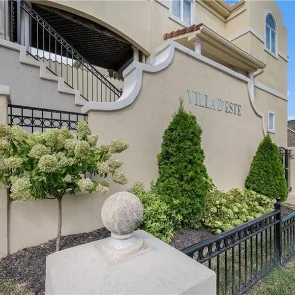 ICONIC SOUTH PLAZA PENTHOUSE