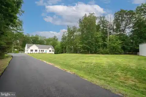 Move-in Ready Home Combining Elegance and Comfort