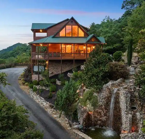 TURNKEY LUXURY LODGE WITH BREATHTAKING LAYERED MOUNTAIN VIEWS