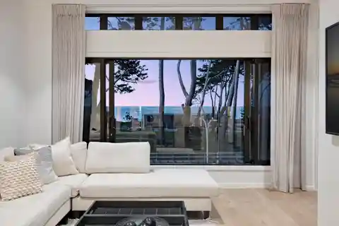 Highly Regarded Beachfront Apartment