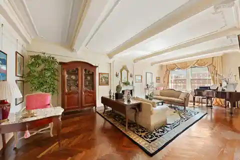 Sprawling Nine-Room Residence
