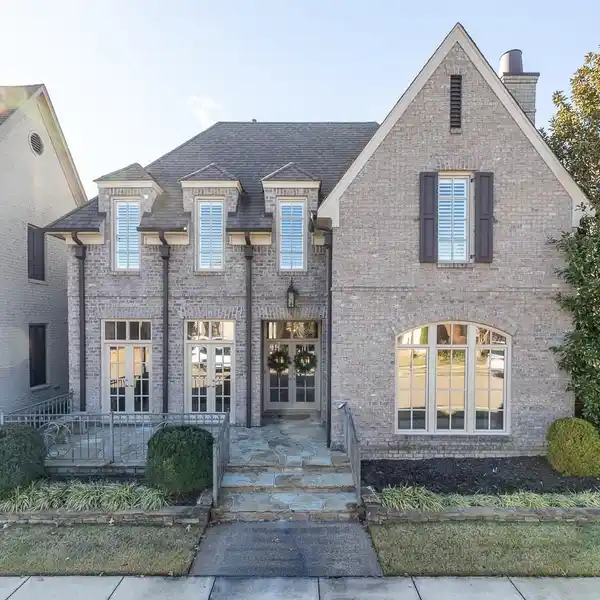 SPACIOUS HOME WITH EXTRA-DEEP GARAGE