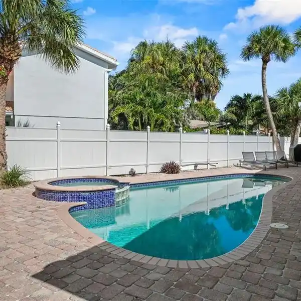 BEAUTIFULLY UPDATED RESIDENCE IN EXCLUSIVE CARLOUEL