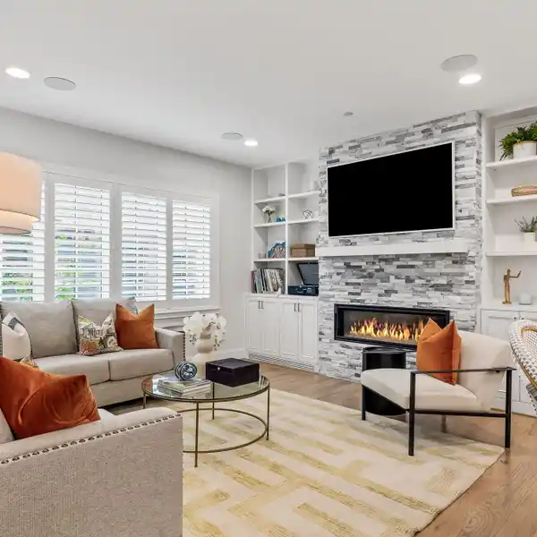 SLEEK TOWNHOME-STYLE CONDO