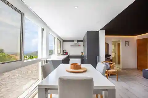 Modern Apartment with Stunning Ocean Views