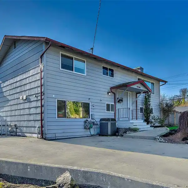 VERSATILE HOME IN MOUNTLAKE TERRACE