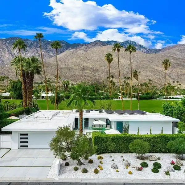 MIDCENTURY RESIDENCE ON THE 17TH FAIRWAY
