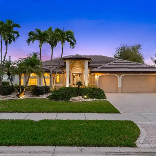 GORGEOUS WATERFRONT POOL HOME IN THE HEART OF CORAL SPRINGS