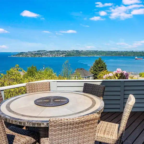 BREATHTAKING BAY VIEWS WITH SPACIOUS LIVING
