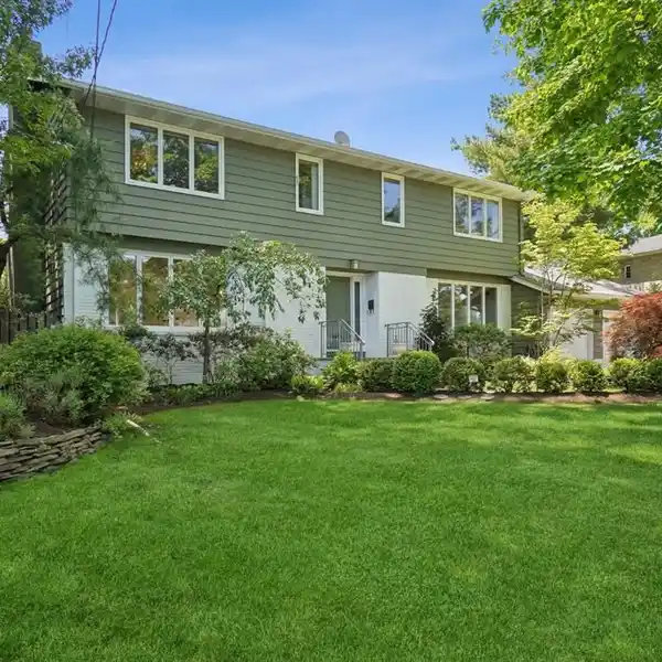 CLASSIC CENTER HALL COLONIAL IN A DESIRABLE COMMUNITY