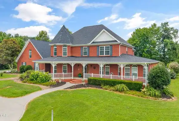 TIMELESS FARMHOUSE-STYLE RETREAT