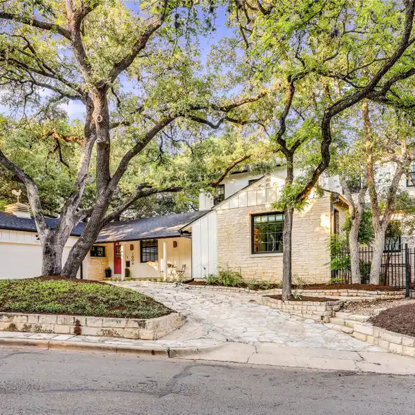 TRADITIONAL TURNKEY RESIDENCE IN PEMBERTON HEIGHTS