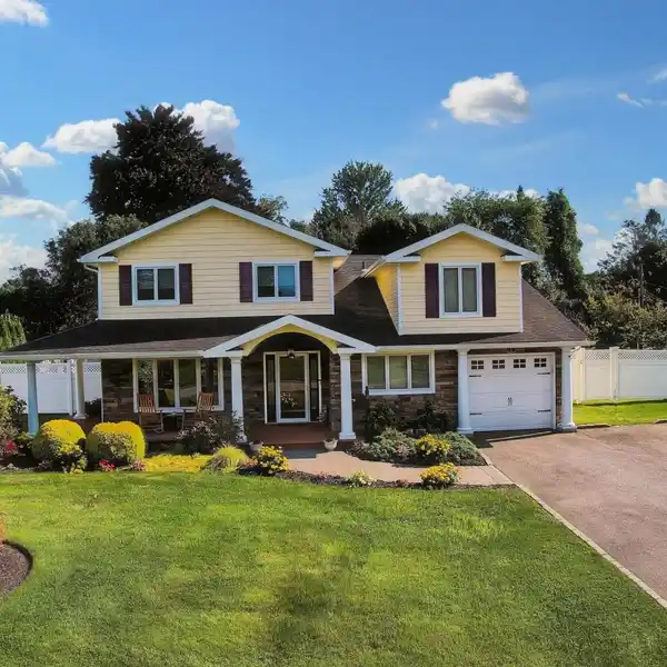 BEAUTIFULLY UPDATED SPLANCH-STYLE HOME