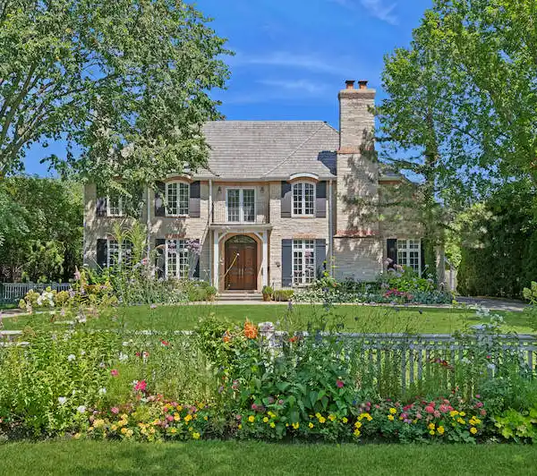 TIMELESS CLASSIC IN AN AMAZING LOCATION