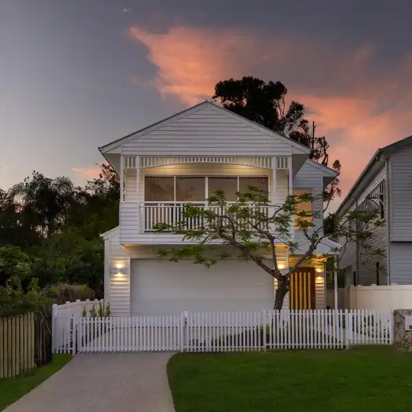 ARCHITECTURAL BRILLIANCE FRAMED BY CITY AND MOUNTAIN VIEWS