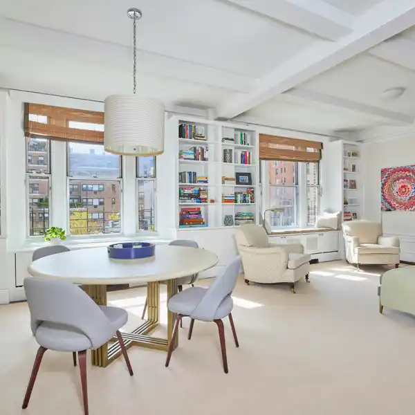 CHARMING LIGHT-FILLED HIGH-FLOOR APARTMENT