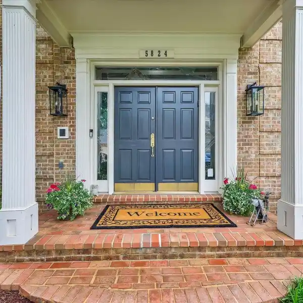 COLONIAL LIVING WITH MODERN ELEGANCE