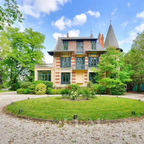 HISTORIC PROPERTY WITH MODERN COMFORT