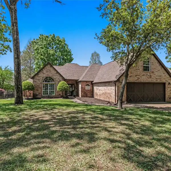 BEAUTIFUL HOME IN PINNACLE CLUB ON CEDAR CREEK LAKE