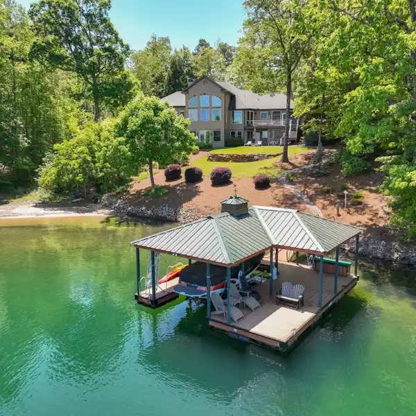 BEAUTIFULLY RENOVATED LAKE KEOWEE HOME