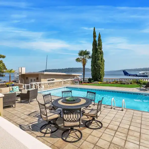 WATERFRONT HAWAIIAN PARADISE ON LAKE WASHINGTON