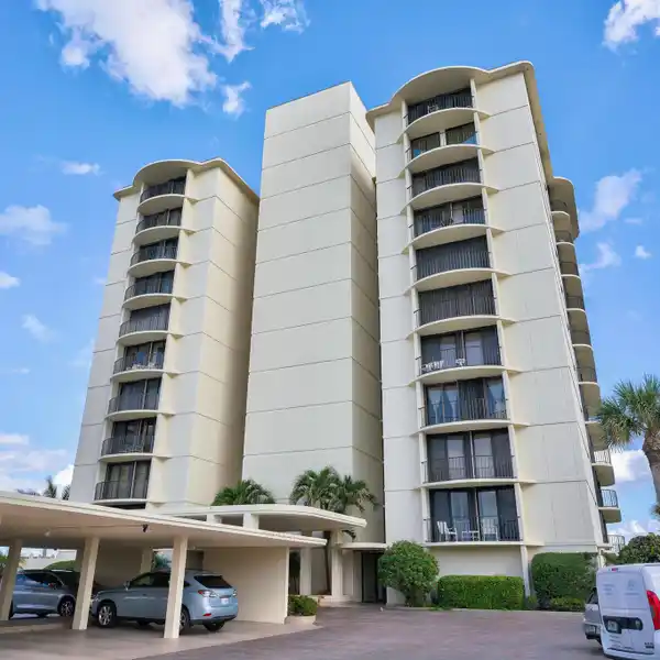 BRIGHT AND LUXURIOUS OCEANFRONT CORNER CONDO