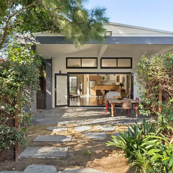 SINGLE-LEVEL FEDERATION HOME ON A DESIRABLE STREET
