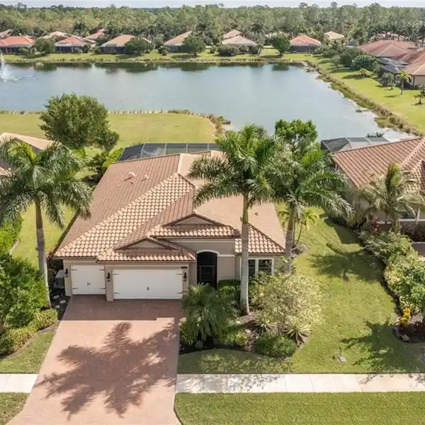 LUXURY LAKEVIEW OASIS WITH SMART HOME FEATURES