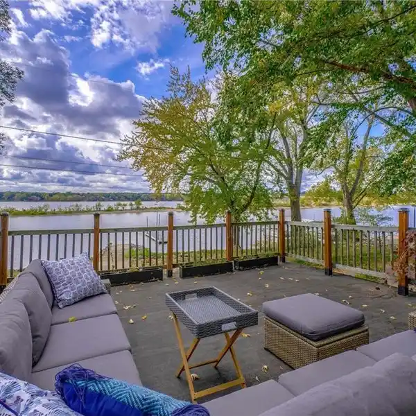 BEAUTIFULLY REFRESHED RIVERSIDE COTTAGE