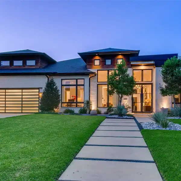 REFINED SINGLE-STORY TRANSITIONAL RESIDENCE