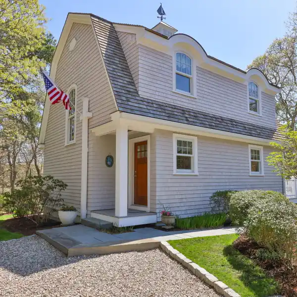 COZY COLONIAL PARADISE