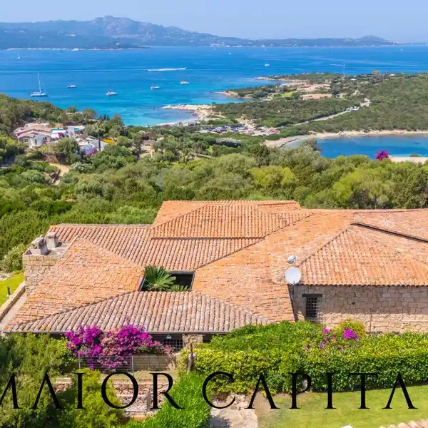 PRESTIGIOUS VILLA IMMERSED IN NATURE