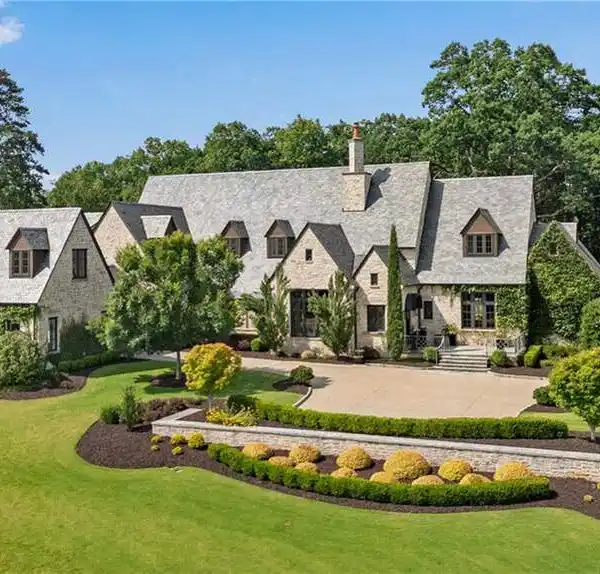 EXCEPTIONAL PROPERTY IN EXCLUSIVE RIVERS EDGE