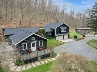 Modern Countryside Escape with Artistic Studio