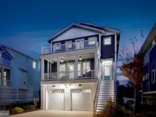 Stunning Coastal Haven Embodies the Essence of Modern Luxury Living